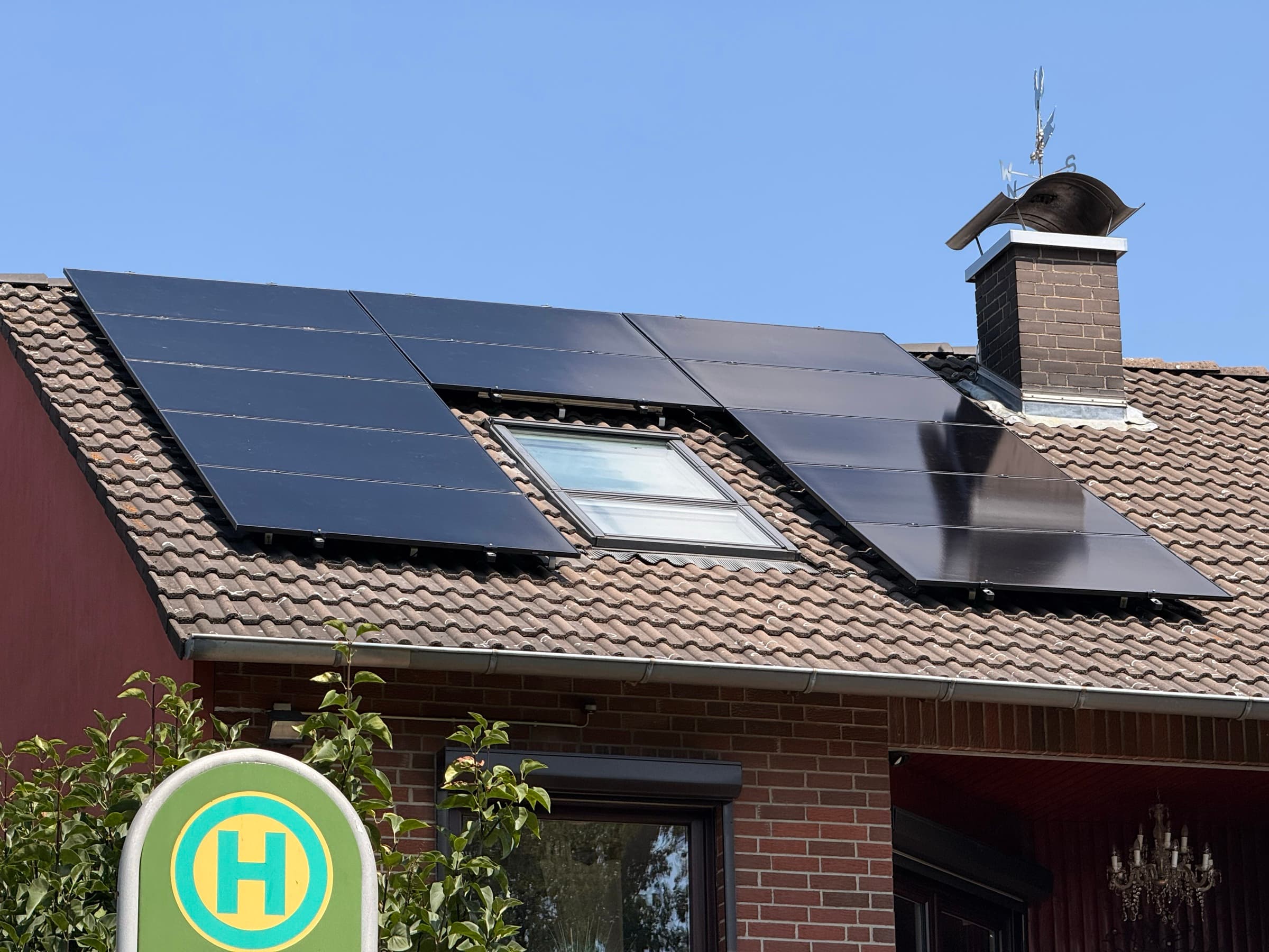 Solarmodule auf einem Ziegeldach, installiert von Niedersachsen Solar