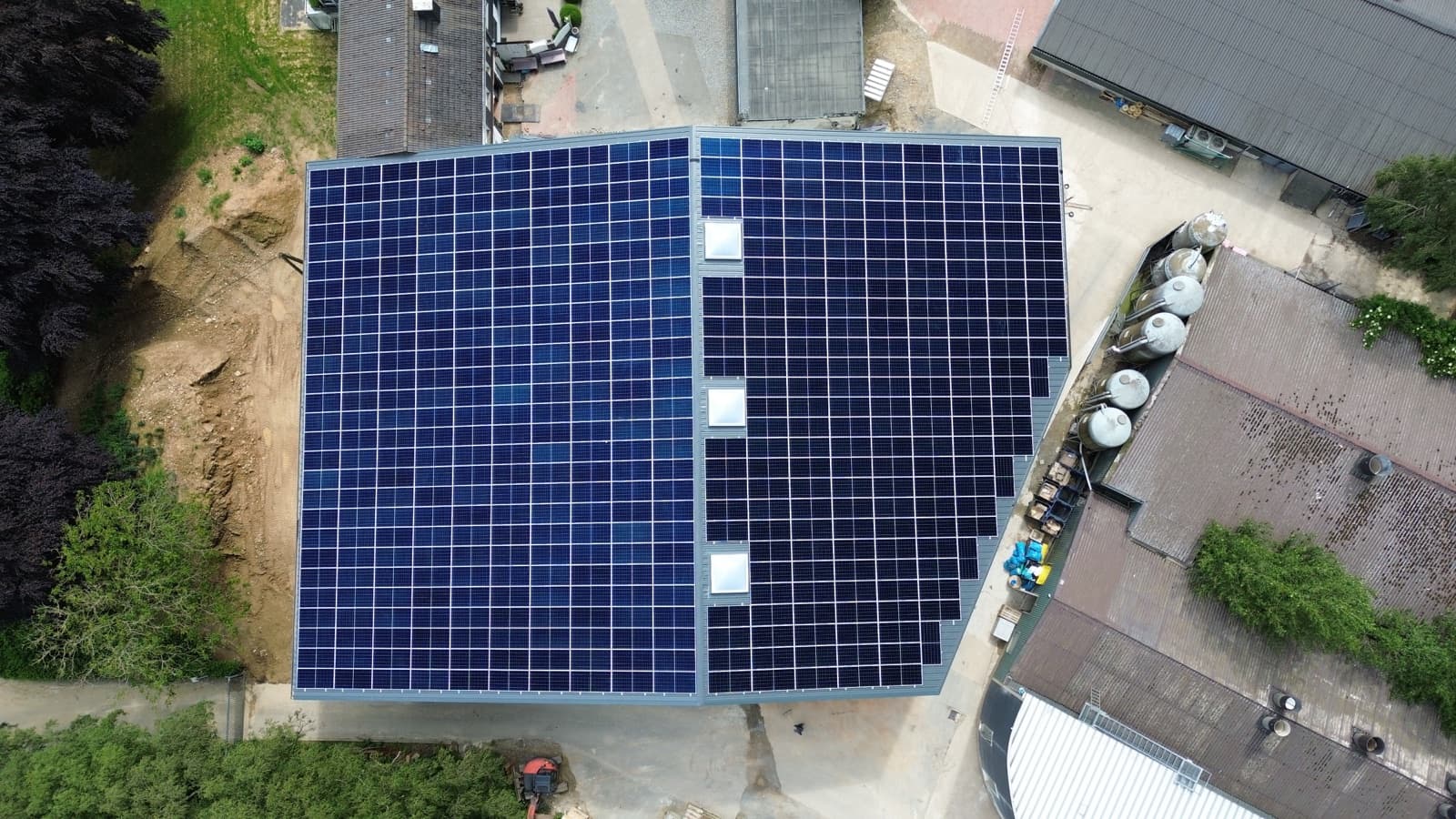 Luftaufnahme einer großflächigen Photovoltaikanlage auf einem Gewerbedach