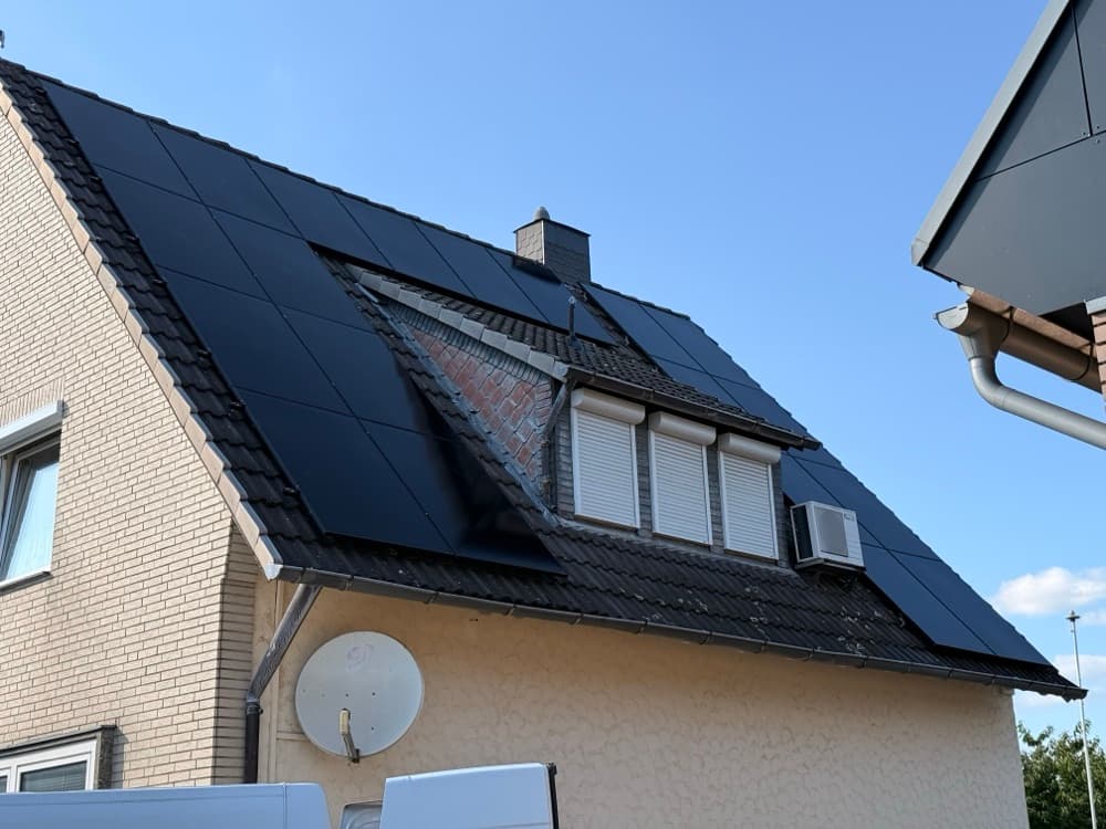 Solarmodule auf einem Dachgaubendach in Niedersachsen