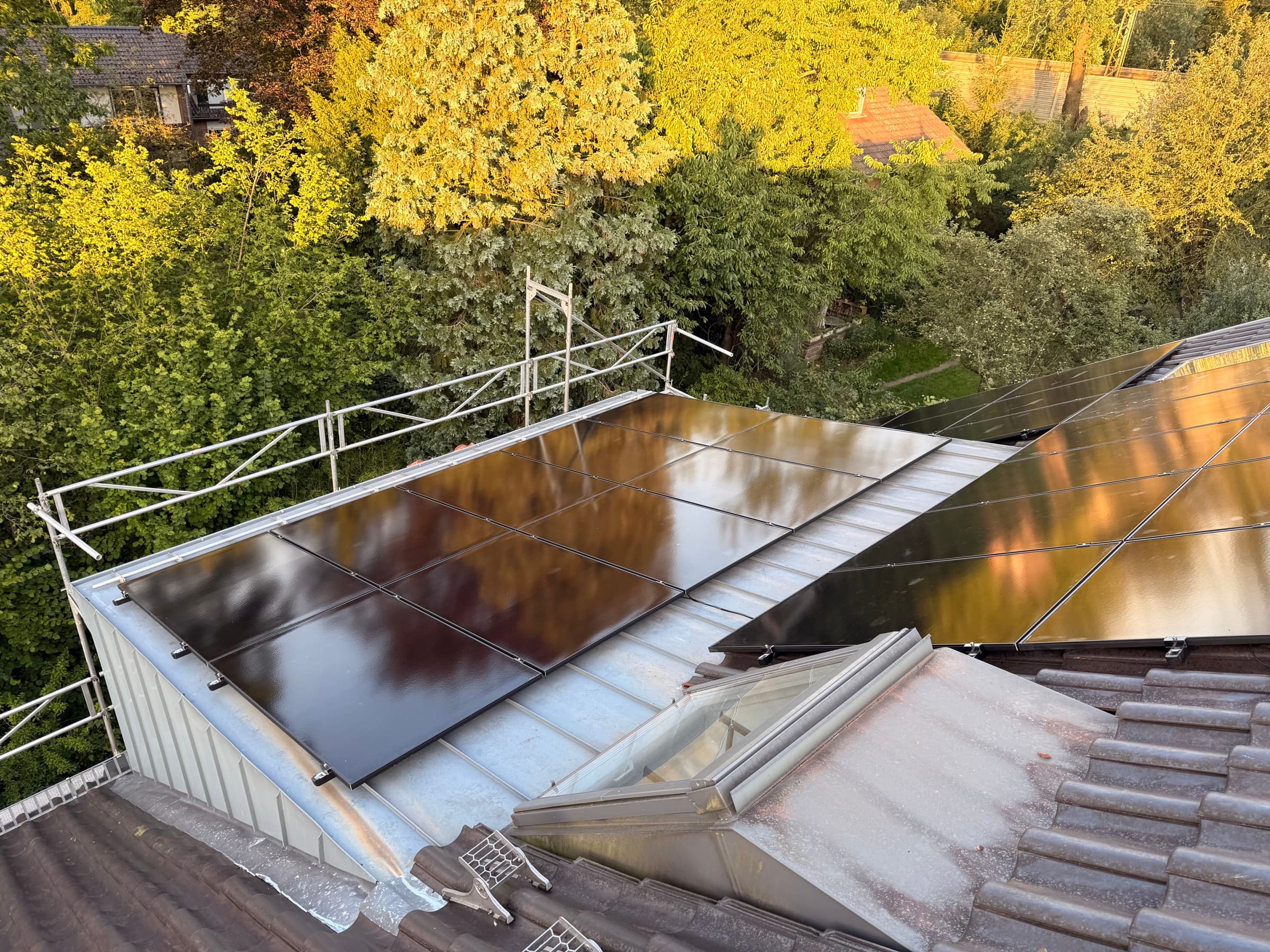 Photovoltaikanlage mit dunklen Solarmodulen auf einem Wohnhausdach in Niedersachsen